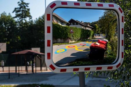 Arhitekturno oblikovane talne označbe za varnost otrok pri Podružnični šoli Višnja 8